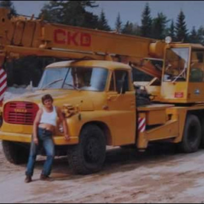 Ponosni lastnik novega avtodvigala Tatra avgusta 1980