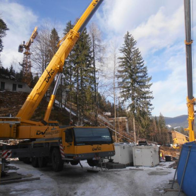 Avtodvigalo LIEBHERR LTM 1200-5.1 nosilnosti 200 ton